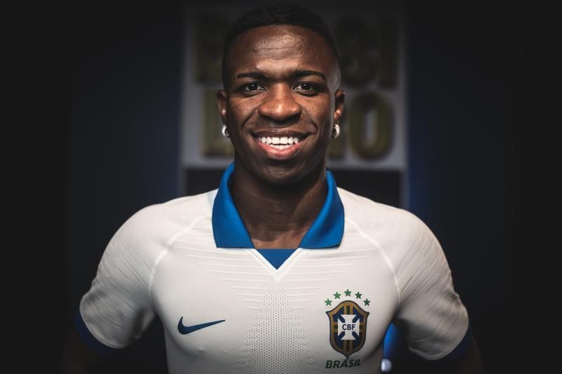 Vinicius Jr presenta la camiseta blanca que Brasil usará en la Copa América