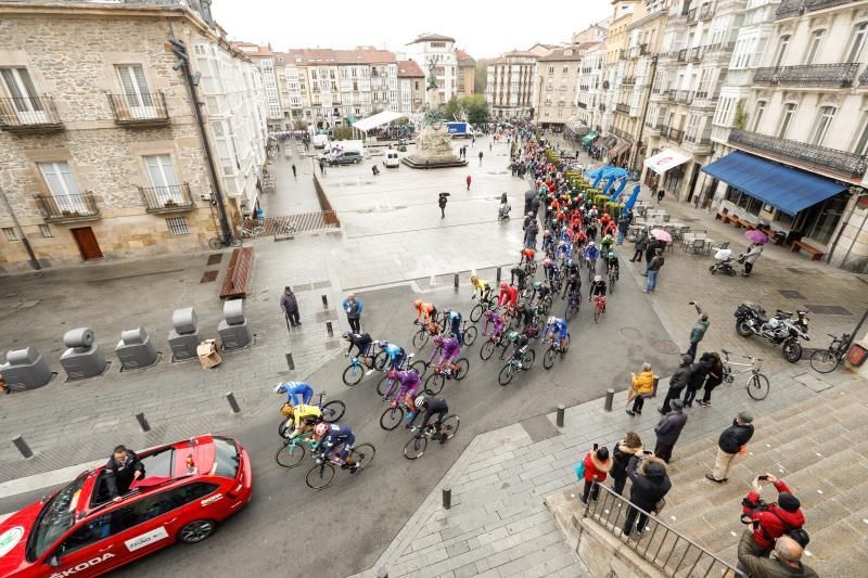 El líder Schachmann continúa con su recital y gana también en Arrigorriaga