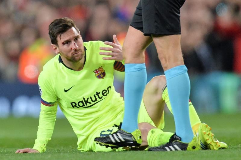 Messi será examinado este jueves tras sufrir un fuerte golpe en el pómulo