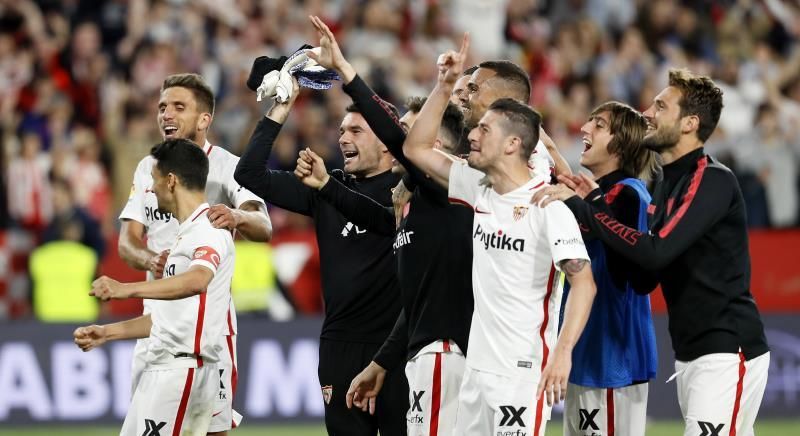 El Sevilla triunfa, el Barça se relaja