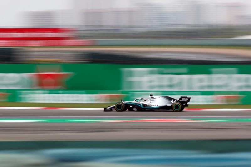 Hamilton gana en China y toma el liderato del Mundial de F1
