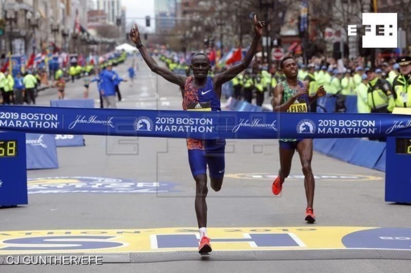 El keniano Cherono y la etíope Degefa debutan con triunfo en la maratón de Boston