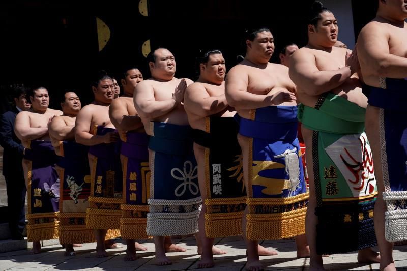 Luchadores de sumo muestran su lado más distendido en un festival en Tokio