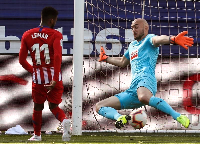0-1: Lemar inclina para el Atlético un partido igualado