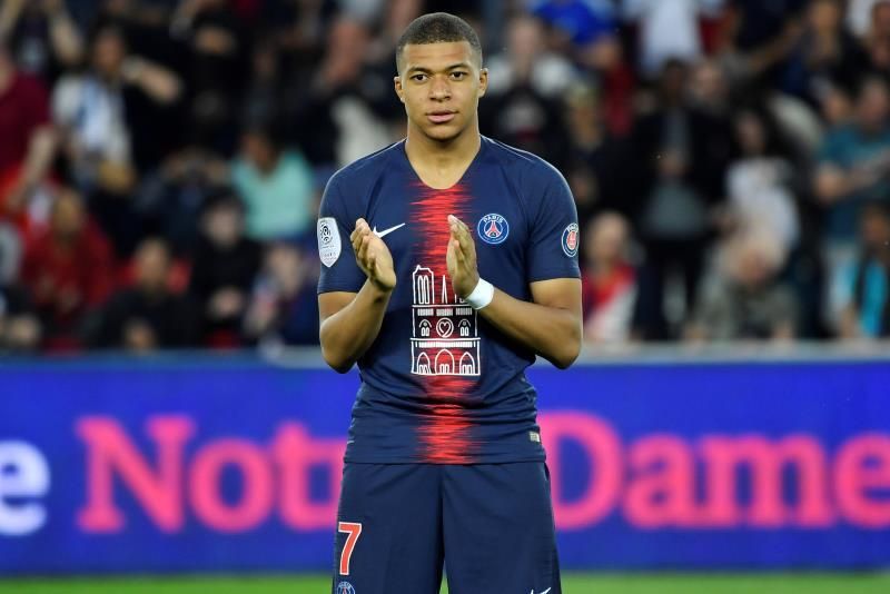 Mbappe se exhibe con el PSG campeón; Notre Dame, presente