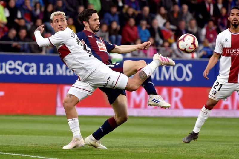 2-0. El Huesca sigue creyendo en el milagro de la salvación