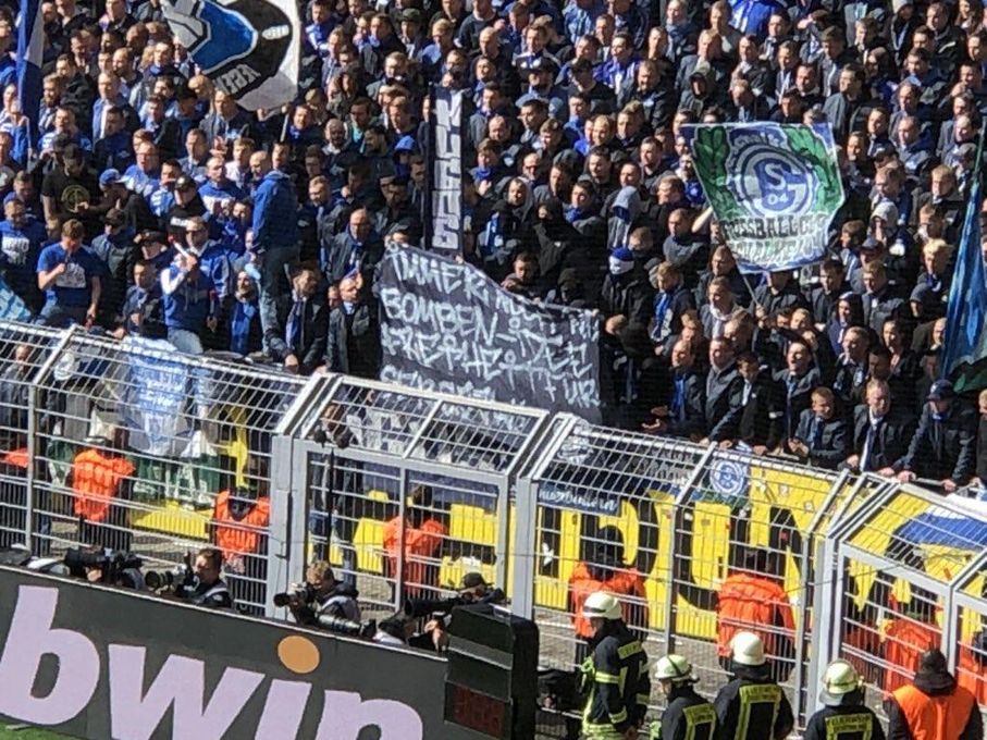 Bartra clama contra una "intolerable" pancarta de la afición del Schalke