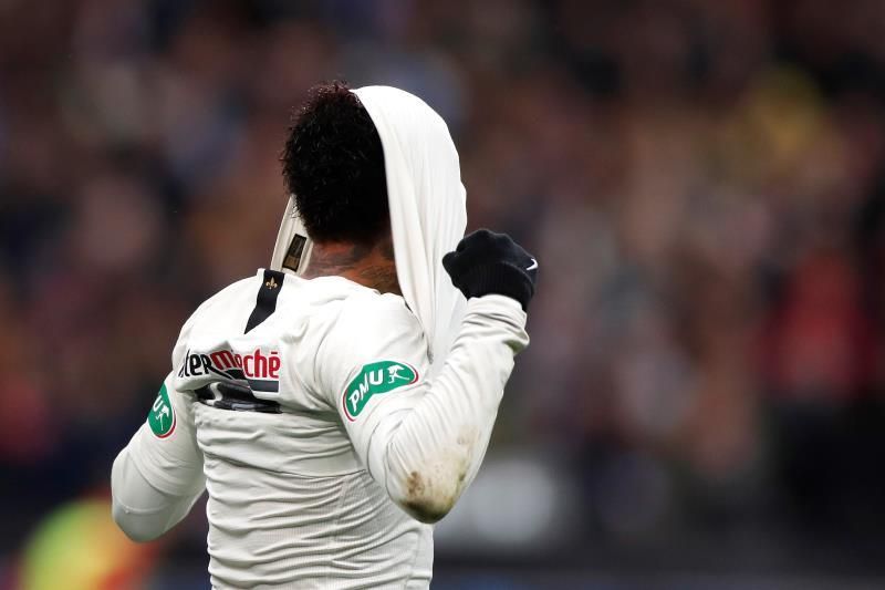 Neymar pierde los nervios fuera del campo