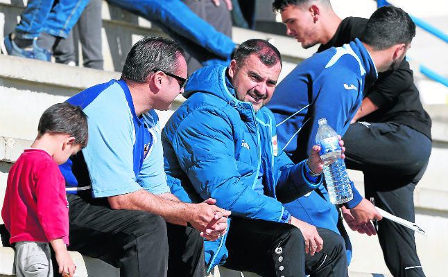 Joaquín Hidalgo, entrenador de la Lebrijana: "Todavía queda tela que cortar"