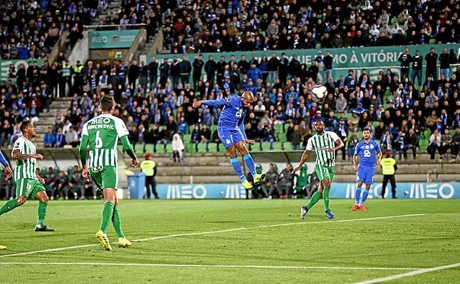 Un scout del Sevilla, en el Rio Ave-Oporto