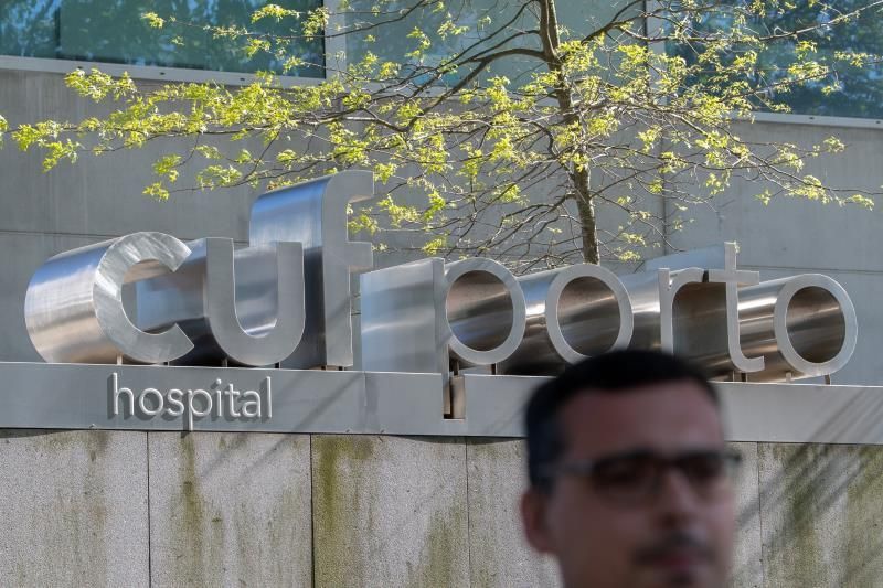 Óliver Torres y Alberto Bueno visitan a Casillas en el hospital