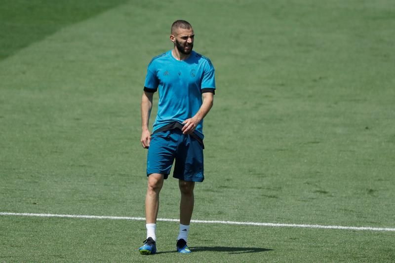 Benzema ya corre sobre el césped