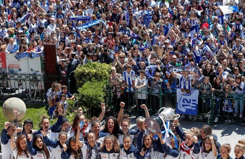 La afición se vuelca con las jugadoras de la Real Sociedad en San Sebastián