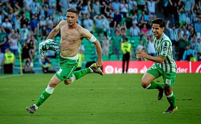 Real Betis 2-1 Huesca: Joaquín pone la dignidad al epílogo