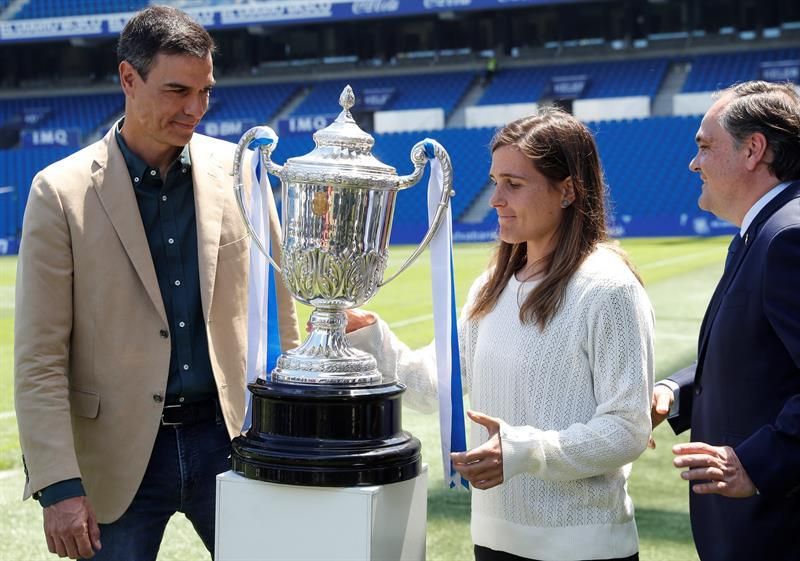 Pedro Sánchez visita el entrenamiento de las campeonas de la Copa de la Reina
