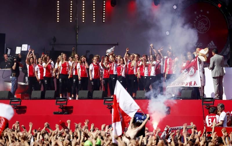 Decenas de miles de personas festejan en Ámsterdam el 34º título del Ajax