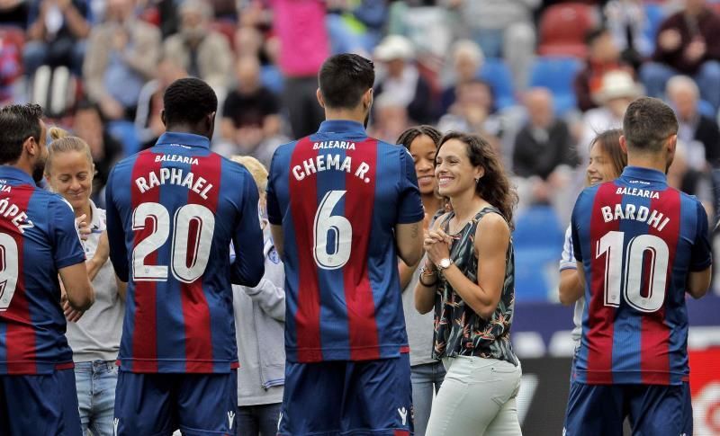 El Levante y el Atlético rindieron homenaje a Sonia Prim en su retirada