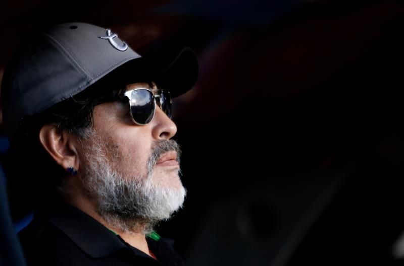 Diego Maradona viaja a Argentina para operarse y sigue en los Dorados