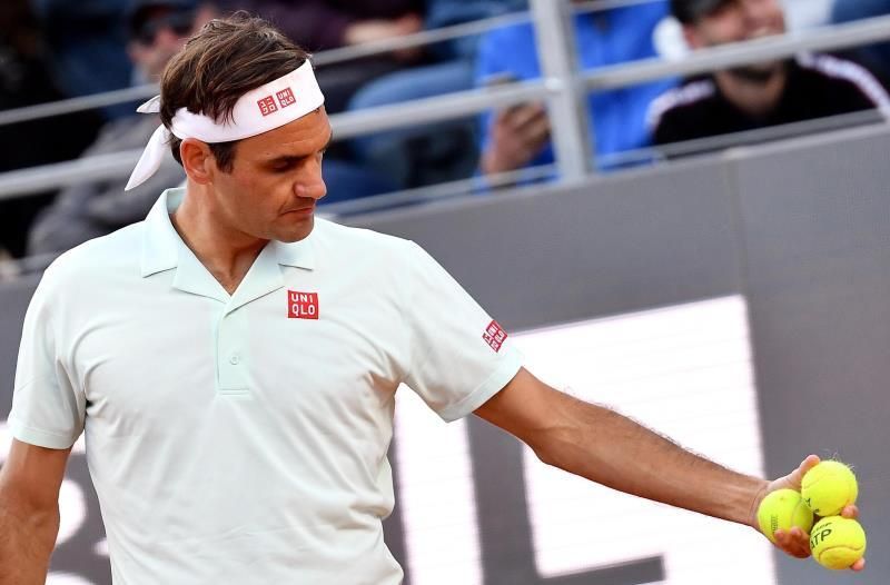 Federer pisa la tierra batida de Roland Garros cuatro años después