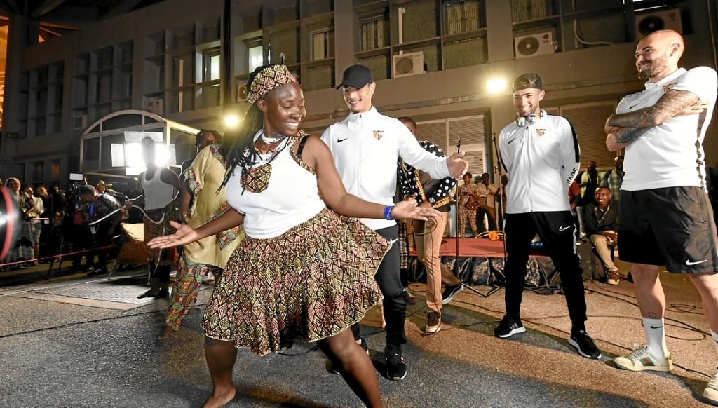 Cálido recibimiento al Sevilla en Tanzania