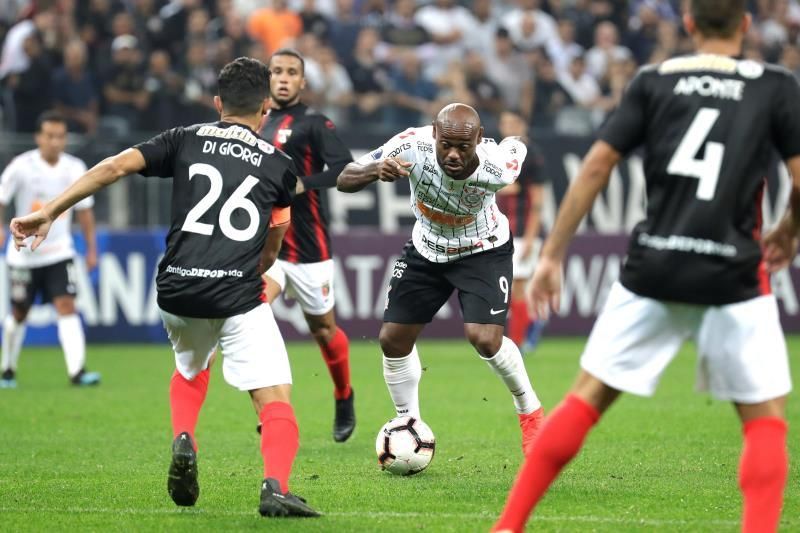 2-0. Corinthians derriba la muralla del Deportivo Lara y se acerca a octavos