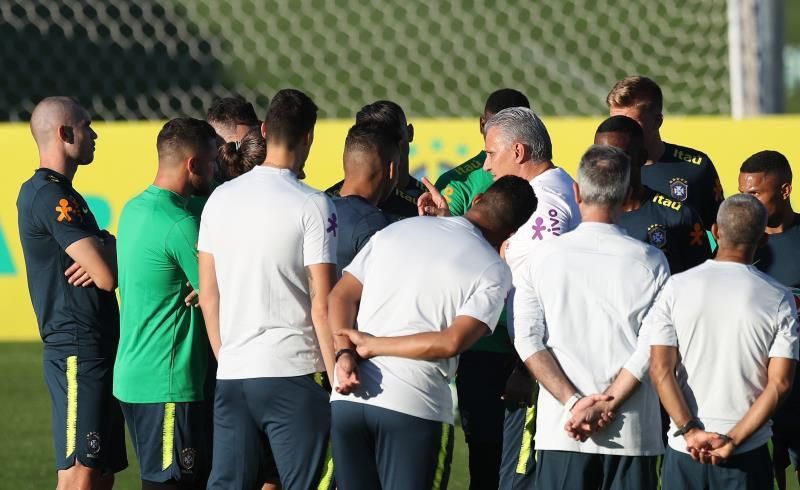 Brasil comienza a mostrar variables en un entrenamiento con solo ocho jugadores