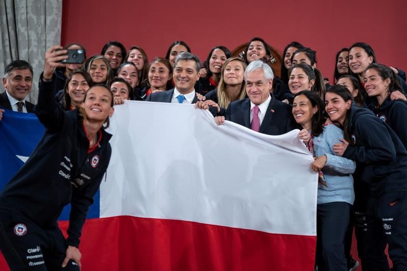 La selección femenina de fútbol se despide de Piñera antes de partir a Francia