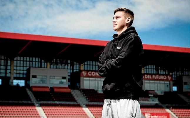 Wöber: "Me gusta salir jugando la pelota, no pegar un balonazo"