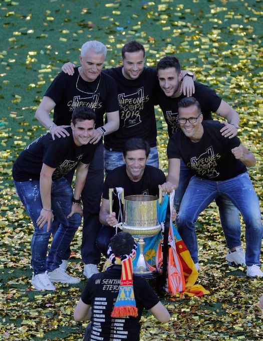 Mestalla agasaja a sus campeones y festeja a lo grande la copa del centenario