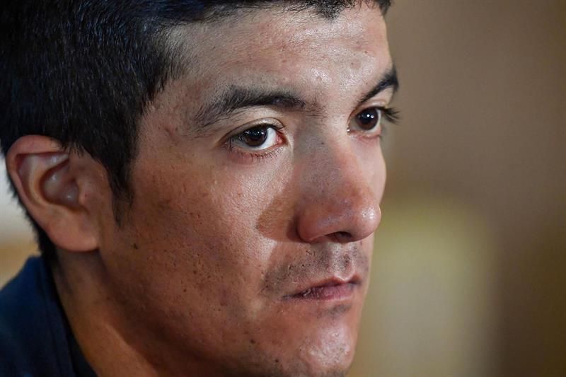 Carapaz: "Me siento favorito y defenderé la maglia rosa esta semana"