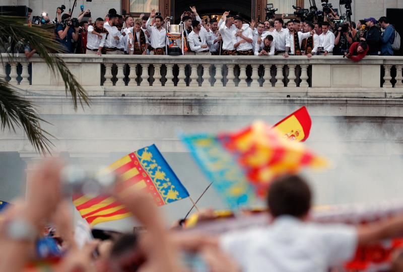 El Valencia concluye sus festejos en el ayuntamiento ante miles de seguidores