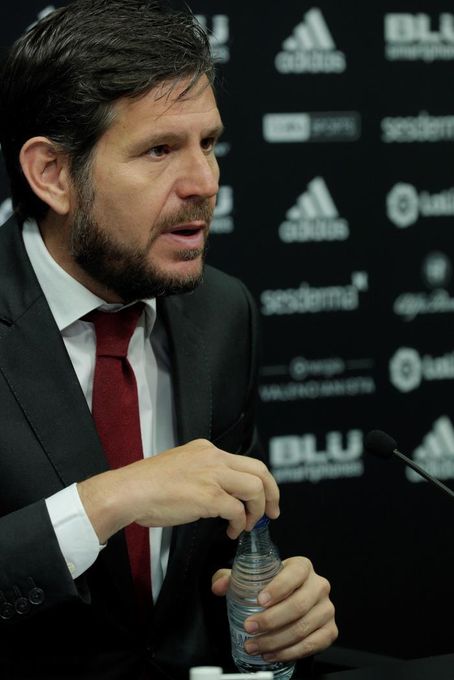 El Valencia espera con optimismo las resoluciones de la multa de Bruselas y la sanción de la FIFA