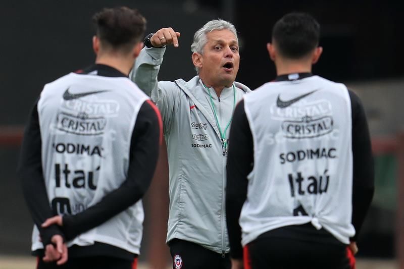 Con 17 jugadores y polémicas, Chile inicia prácticas para la Copa América