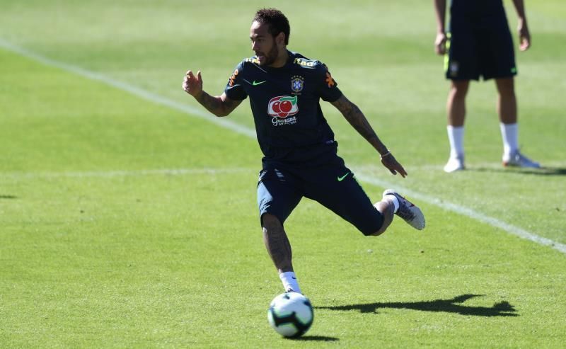 Neymar abandona cojeando su primer entrenamiento sin brazalete de capitán