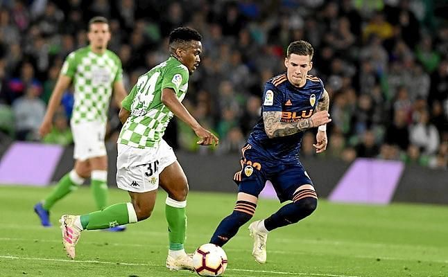 Cortejo bético para seducir a Santi Mina