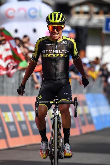 Chaves recupera la senda de la victoria, Carapaz da otro paso de color rosa