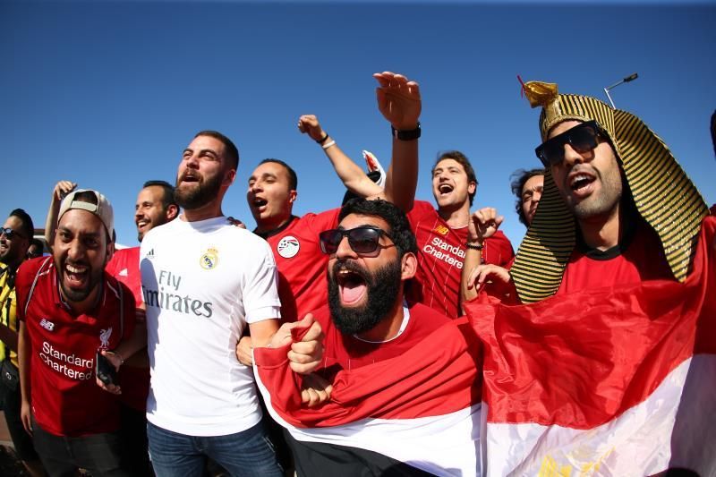 La llegada al Metropolitano: calor, cánticos y 'busco tickets'