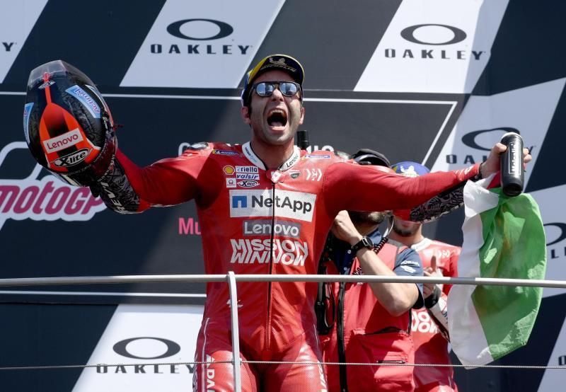 Petrucci arriesga y logra su primera victoria en MotoGP