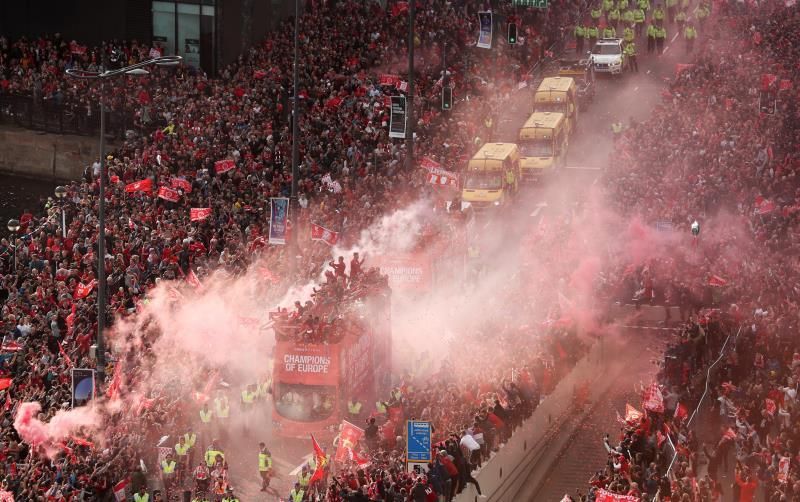 Los "reds" se dan un baño de multitudes por las calles de Liverpool