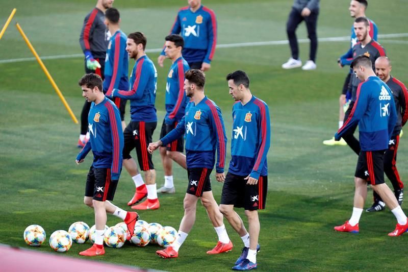 España se concentra sin Luis Enrique y con dolor por Reyes
