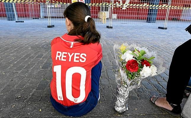 Un joven ruso rinde un curioso homenaje a Reyes en la Embajada de España en Moscú