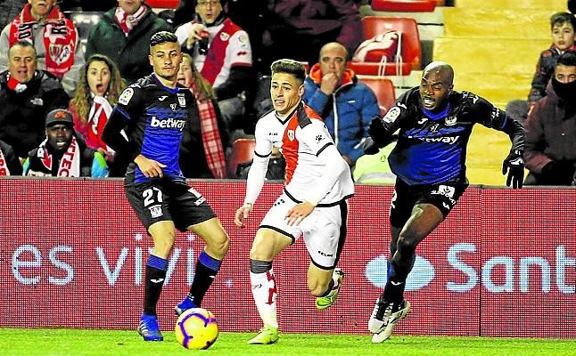 Álex Moreno, por delante de Miranda