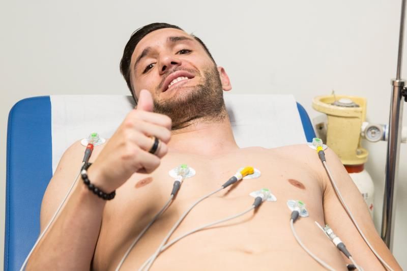 Lucas Pérez, primer fichaje del Alavés, pasa el reconocimiento médico