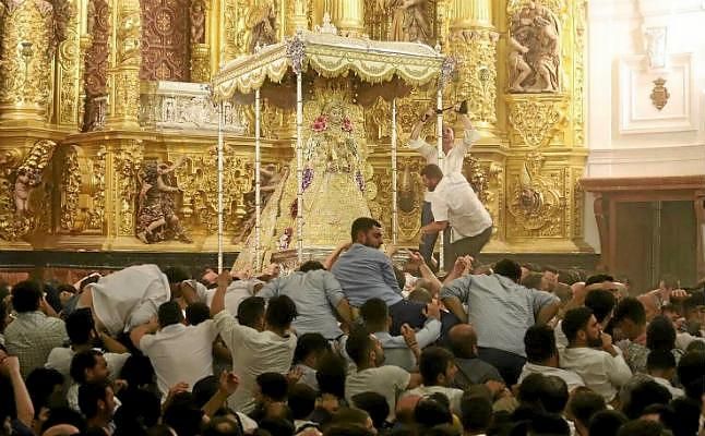 Los almonteños saltaron la reja a las 2:48 y da comienzo procesión de la Virgen del Rocío