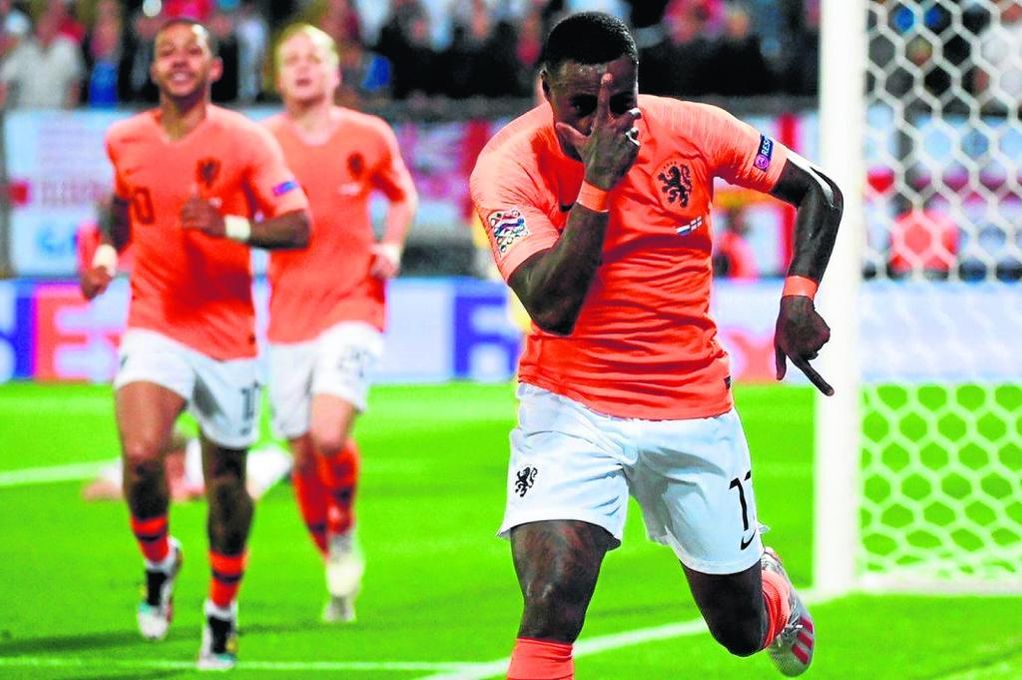 El Ajax quiere a Promes como abanderado del nuevo proyecto