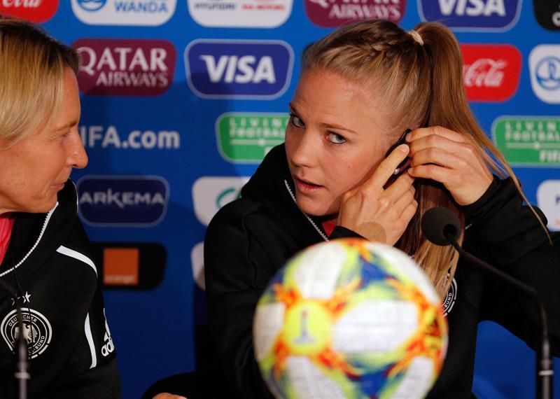 Voss-Tecklenburg confirma que Marozsan se rompió un dedo y será baja