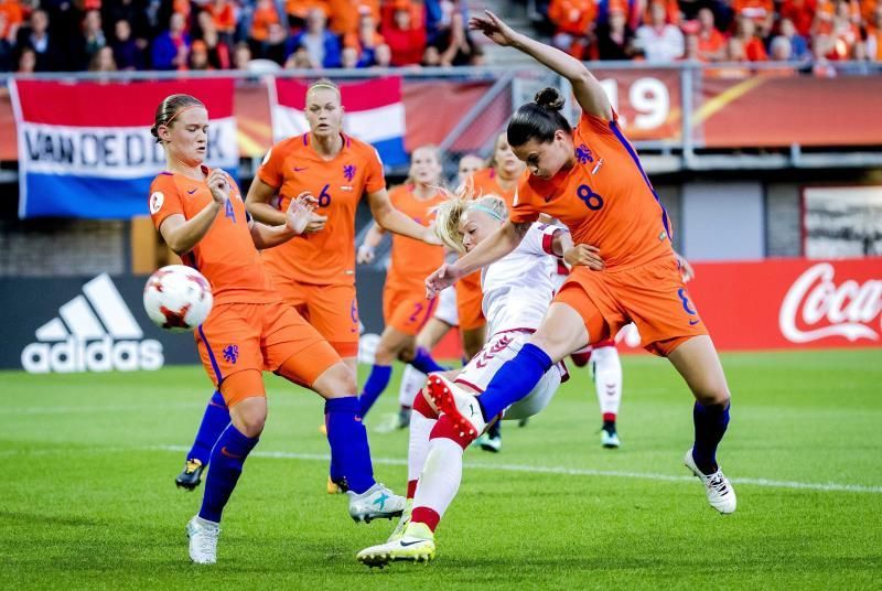 La central holandesa Mandy Van den Berg renueva por el Valencia por un año