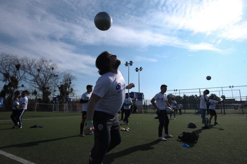 Amantes del fútbol calle tras récord de dominar el balón con la cabeza