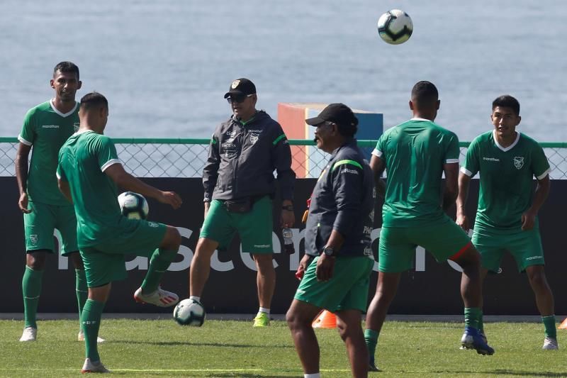 Bolivia repite con el once del debut y Perú cambia a Gonzales por Flores