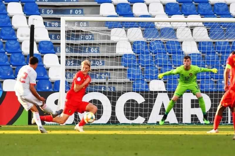 2-1: Fornals mantiene a España con vida
